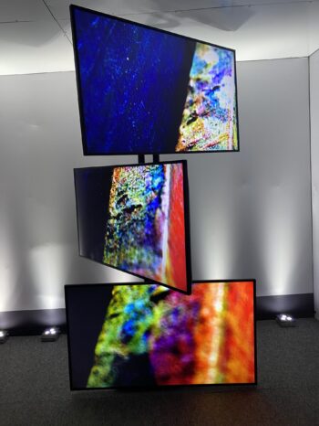 Tubee Displaystele mit drei Displays, freistehend mit Doppelrohrsystem für Messe, Ausstellung und Event - mieten bei SIMONS Production Company 3