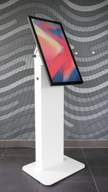 Das Bild zeigt von der Seite das S-Kiosk Touchterminal mit 27 Zoll Touchscreen und weißer Stele von SIMONS Production Company