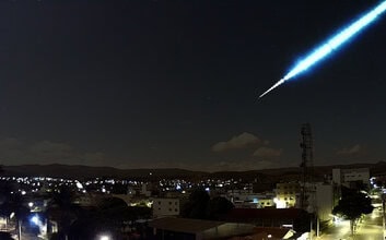 Meteoro registrado em Piumhi, MG - Créditos: Grupo Isimples / climaaovivo.com.br