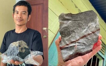 Josua segurando o meteorito e pedaço do telhado de zinco arrancado na queda - Divulgação/Facebook/Josua Hutagalung