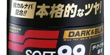 aplicação da cera de carnaúba Premium 300g Soft99 Dark & Black em carro preto