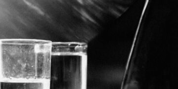 Auch - elle arrive complètement ivre au travail