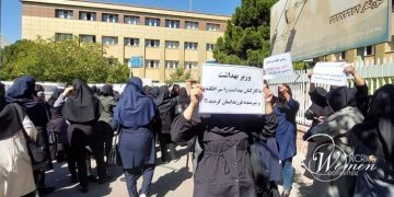 اعتراضات معلمان و کادر بهداشت؛ جلوداری زنان در صف مقدم
