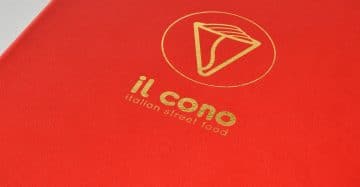 Portamenús personalizados para restaurantes y hoteles - inicio home web de papelgrafico - portamenu rojo cerrado con estampación dorada de logotipo sobre la portada delantera