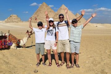 Gäste beim Ausflug von Marsa Alam nach Kairo mit Flug vor den drei Pyramiden von Gizeh
