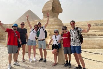 Deutsche Touristen genießen ihre Zeit bei Ausflüge von Hurghada zu den Pyramiden – ab Makadi Bay