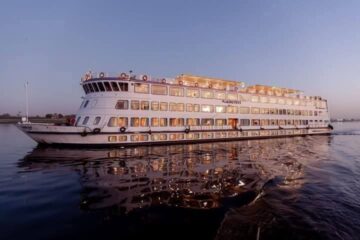 > Kreuzfahrt auf dem Nil von Luxor nach Assuan – perfekte Reisezeit Ägypten, großes weißes Kreuzfahrt, sonniger Tag