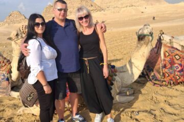 Ausflug Sharm El Sheikh nach Kairo – glückliche Familie vor den drei Pyramiden von Gizeh