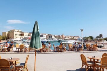Ausblick auf die offene Natur El Gounas bei einem Transfer von Makadi Bay nach El Gouna