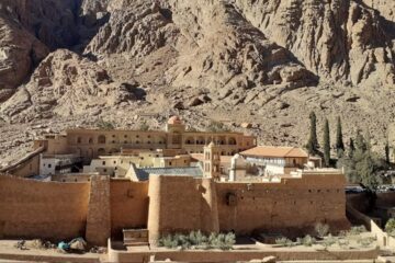 Tagesausflug von Sharm El Sheikh zum Katharinenkloster – beeindruckendes Kloster in den Sinai-Bergen mit historischen Gebäuden und religiöser Atmosphäre.