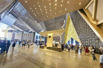 Besucher im GEM (Großes Ägyptisches Museum) während der Rundreise Ägypten Kairo Alexandria mit privatem Guide und modernem Transfer