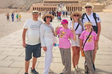 Ausflug El Quseir Luxor Tal der Könige privat mit deutscher Familie vor dem Hatschepsut Tempel in Luxor