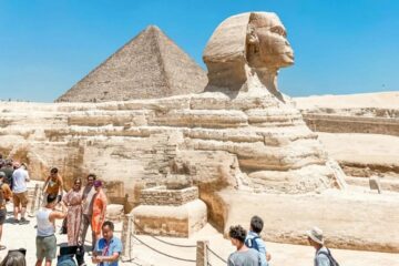 Privater Kairo Ausflug ab El Quseir mit Flug – Besuch der Sphinx von Gizeh mit deutschsprachigem Guide und Touristen am berühmten Wahrzeichen Ägyptens