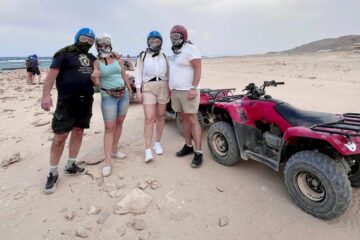 Familie genießt einen Quad Ausflug in El Quseir durch die Wüste mit Blick auf das Rote Meer in Ägypten