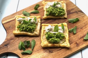 Mini plaattaartjes met tuinbonen en ricotta