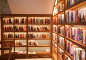 illuminare i ripiani di una libreria