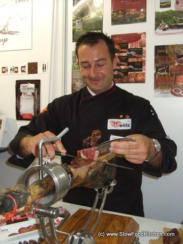Domingo slicing Jamon