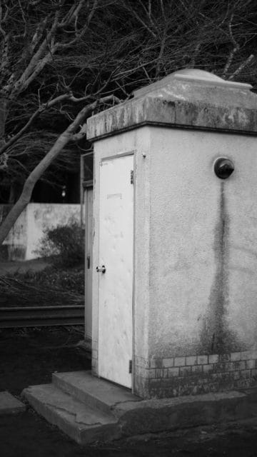 AUTO mamiya/sekor 50mm f2後期型 作例 モノクロ 公衆トイレ エモい