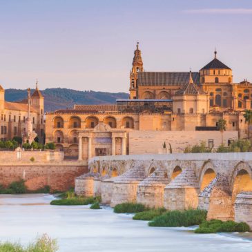 ВИД НА АРКИ РИМСКОГО МОСТА И СТАРЫЙ ГОРОД В КОРДОБЕ