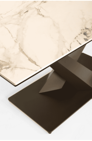 Tavolo moderno con piano in marmo e base in metallo nero.