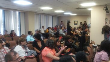 Profesores y estudiantes plenaron el auditorium.