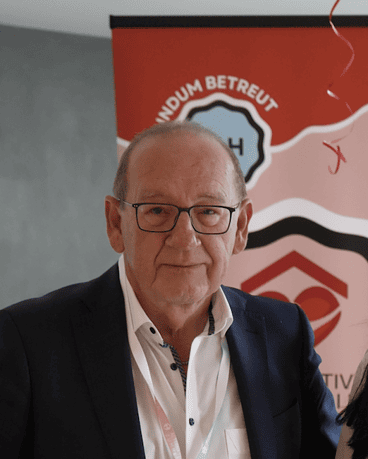 Alfred Gilg | Gebietsleitung bei AlternativezumHeim18 Mann im Anzug repräsentiert die Gebietsleitung in Niederbayern, Oberpfalz und Franken