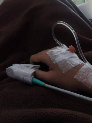 بنات مريضة بالمستشفى.