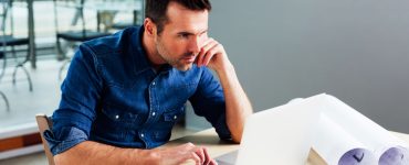 person figuring out how much it costs to buy a franchise