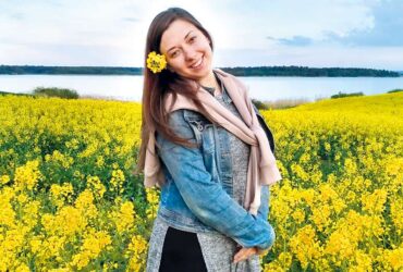 Wierząca dziewczyna jest szczęśliwa, że zaufała Bogu