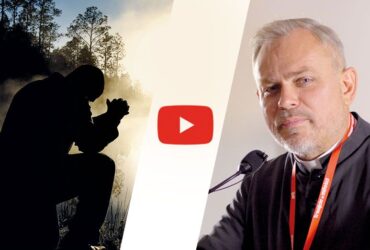 Modlący się mężczyzna, ks. Jerzy Molewski, miniatura filmu "W modlitwie nie chodzi o uczucia!", modlitwa, uczucia