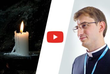 zapalona świeca, ks. Dariusz Węgrzyn, miniatura filmu "Radykalizm świętości"
