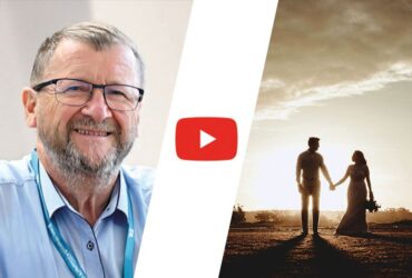 Jacek Pulikowski, małżonkowie na tle zachodu słońca, miniatura filmu "Jaki jest cel małżeństwa?"
