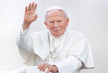 Wizerunek Papierza Jana Pawła II podnoszącego rękę