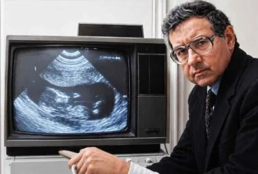 Były aborcjonista Bernard Nathanson pokazuje obraz usg dziecka w łonie matki