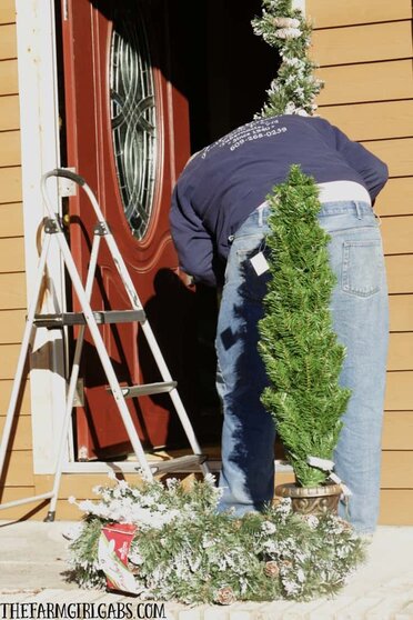 The most wonderful time of the year is here! It's time to deck the halls for Christmas! Here are 10 Ways To Decorate Your Porch For Christmas.