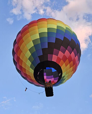 Montgolfière arc en ciel de B2o dans les air