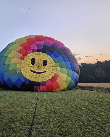 Gonflage de la montgolfière de B2o 