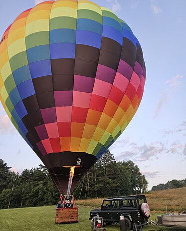 Montgolfière multicolore de B2o au décollage