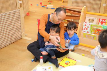 1歳児の保育に入る福島先生