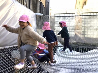 ネット遊具で運動遊びを楽しむ様子