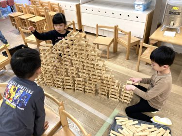 カプラの積み木で大きな建物を作る子どもたち