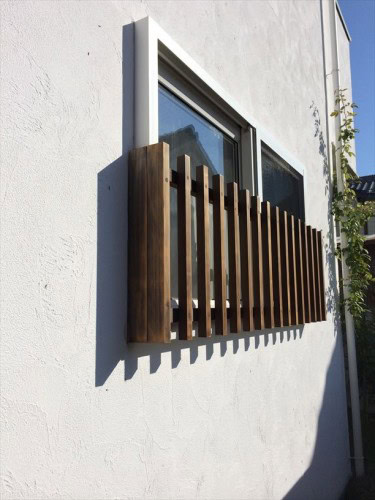 ワイヤーを設置する窓枠西から