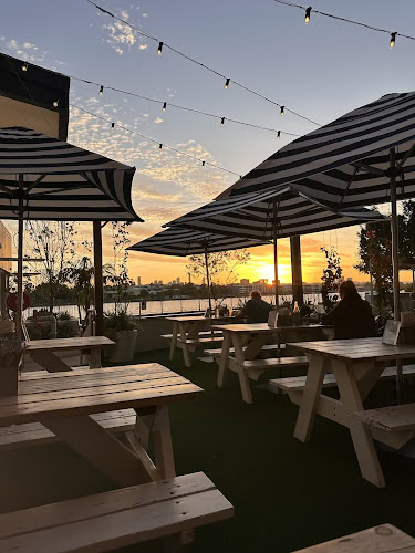FoshTails — fish and chip shop in Hamilton, Queensland