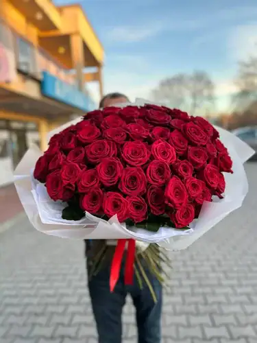 Bukiet 100 czerwonych róż z białym papierem ozdobnym