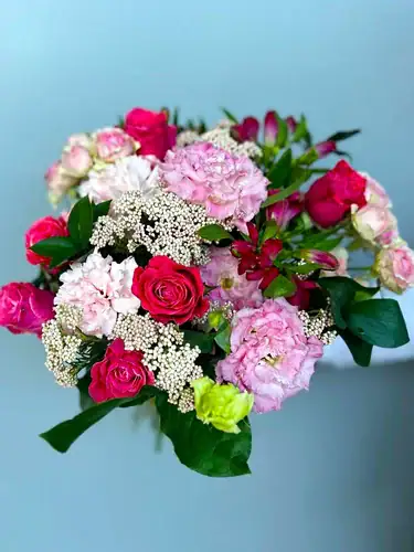Kolorowy bukiet z róż, eustomy, alstroemerii, goździków