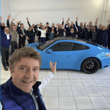 Bruno Vandestick devant un véhicule et les collaborateurs Glinche