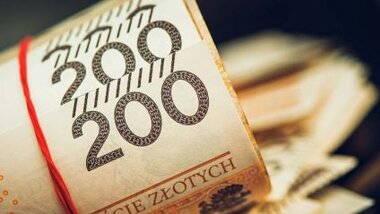 Zwinięte banknoty 200 zł