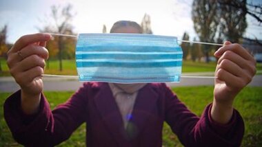 Maseczka na twarz, ochrona przed wirusem w czasie pandemii COVID-19