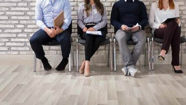 Kandydaci do pracy oczekujący na rozmowę rekrutacyjną