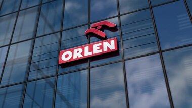 Orlen logo na budynku